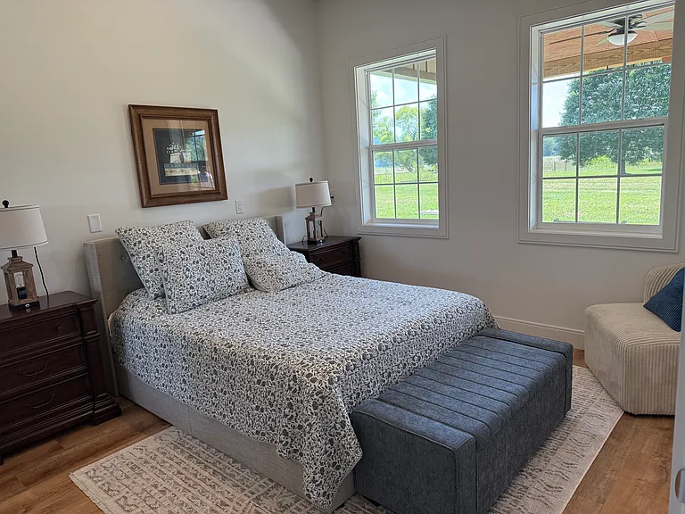 Second bedroom suite