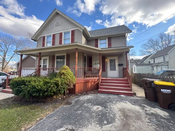 210 Grove St, Woodstock, IL 60098