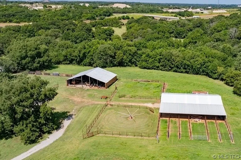 1537 Sooner Rock Rd — Photo 3