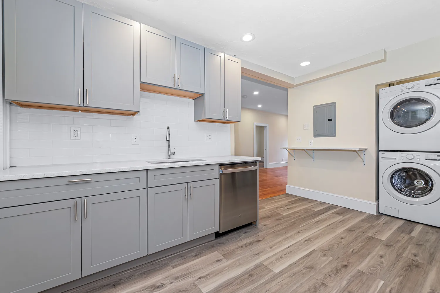 3 bed, 920 sqft, $2,995 — Photo 3