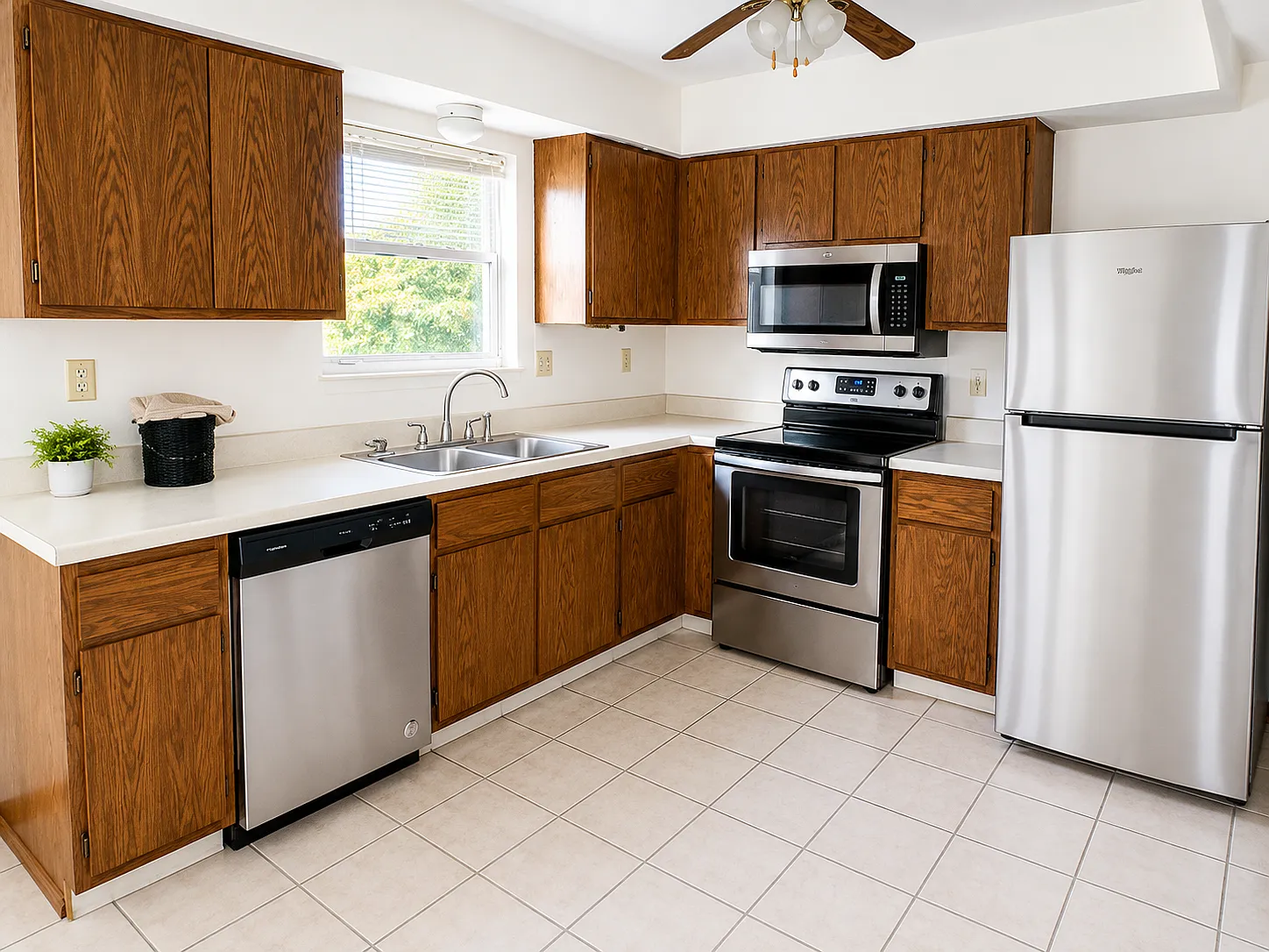 3 bed, 1345 sqft, $2,199 — Photo 3