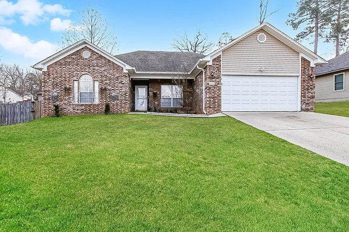2318 Redwood Dr — Photo 1