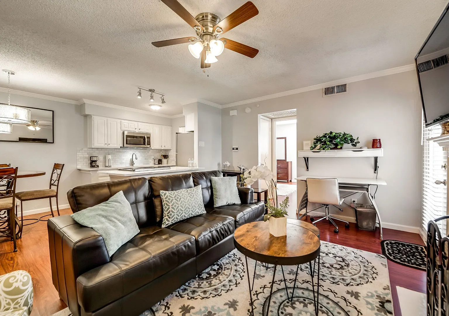 I52 World Cup Stay - 18 min to AT&T - Sleeps 2 - Free Parking — Photo 2