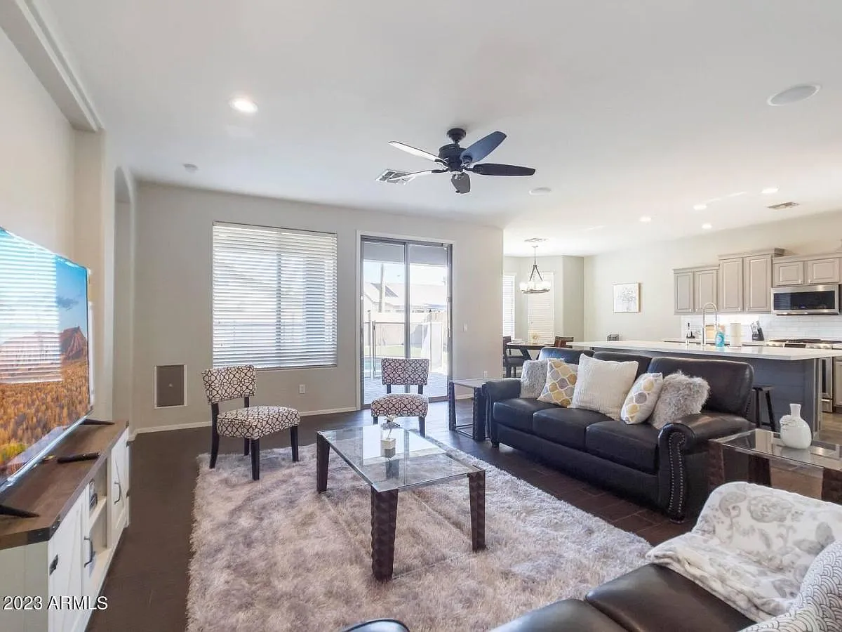 4 bed, 1918 sqft, $3,500 — Photo 3