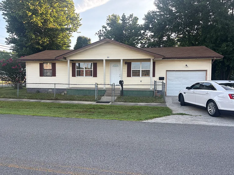 222 W Wheeler St — Photo 1