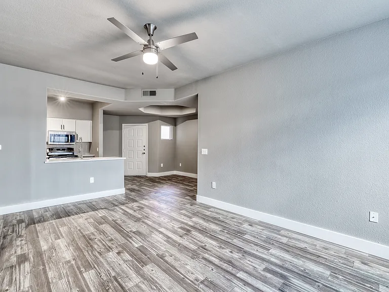 Oxford Apartments — Photo 22