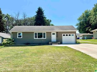 125 5th St SW, Sioux Center, IA 51250