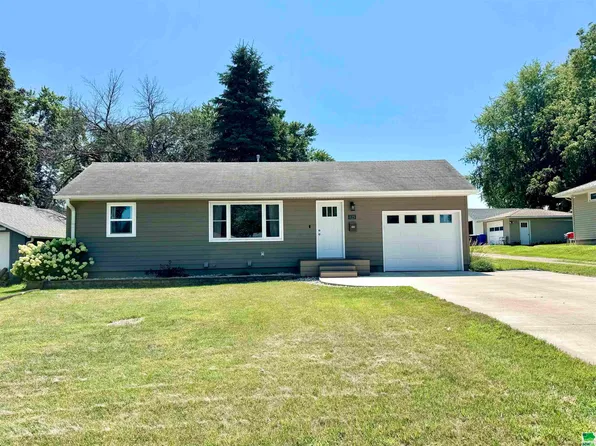 125 5th St SW, Sioux Center, IA 51250