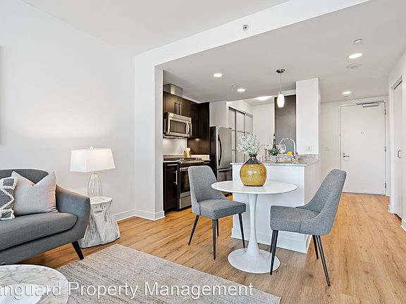 5th image of 300 Berry St Unit 405