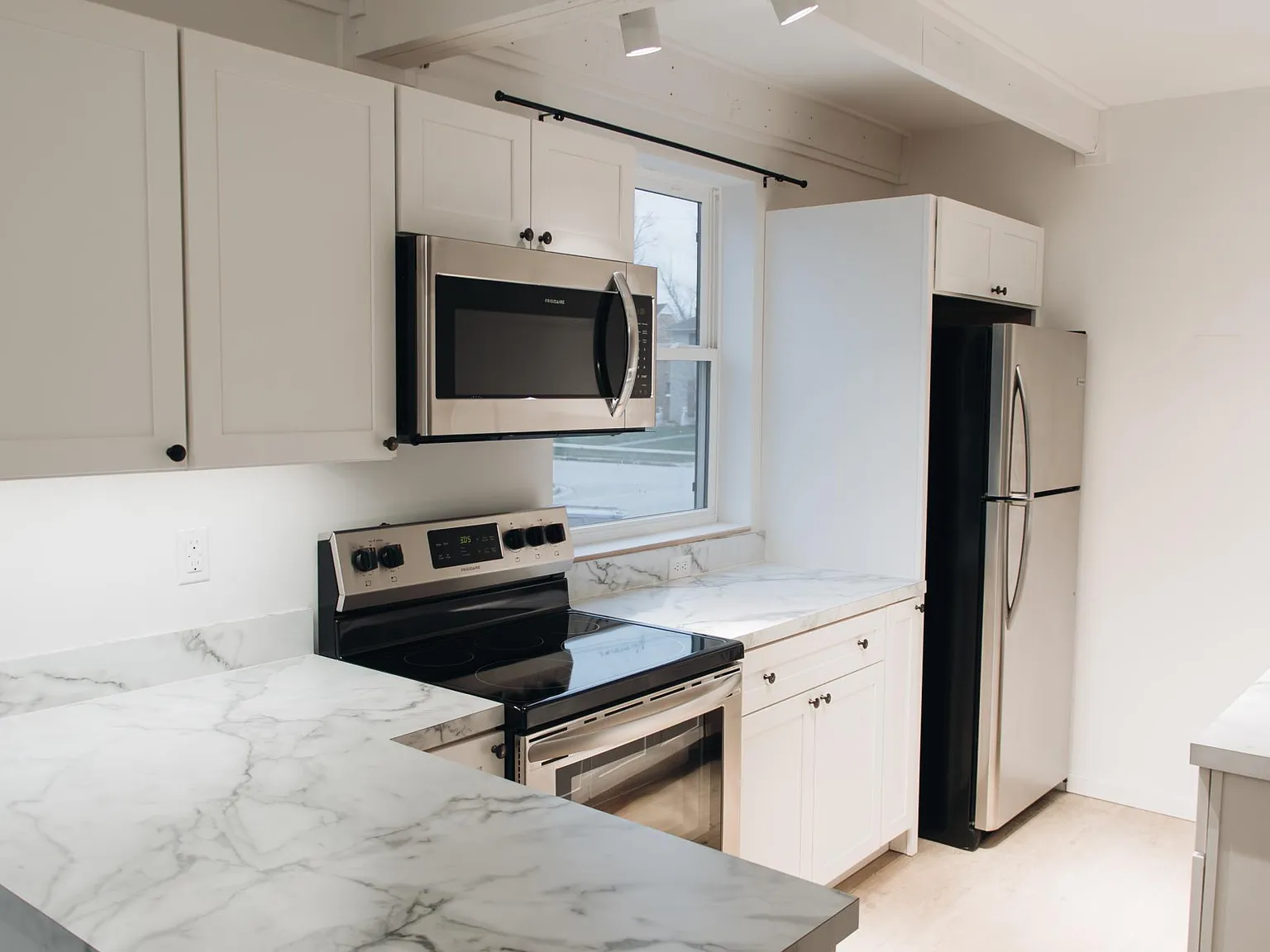 3 bed, 1100 sqft, $1,950 — Photo 2