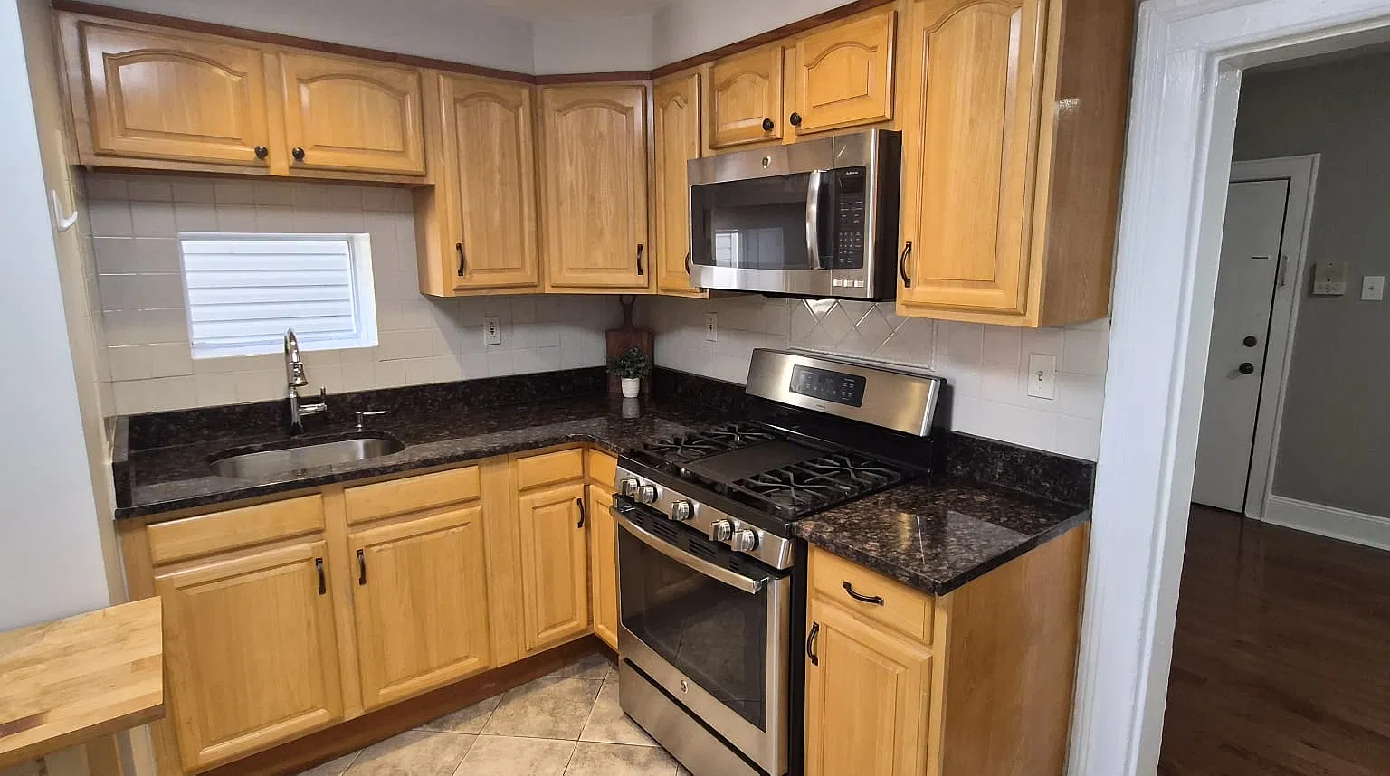 2 bed, 700 sqft, $3,200 — Photo 2