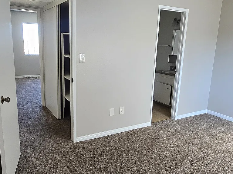 Townhouse Apartments — Photo 11