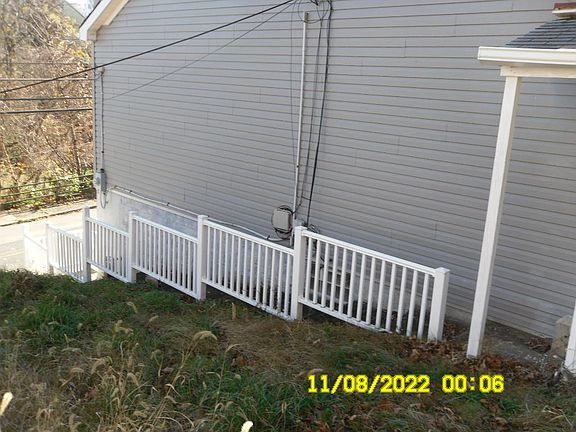 Side steps down to front and up to rear walkway