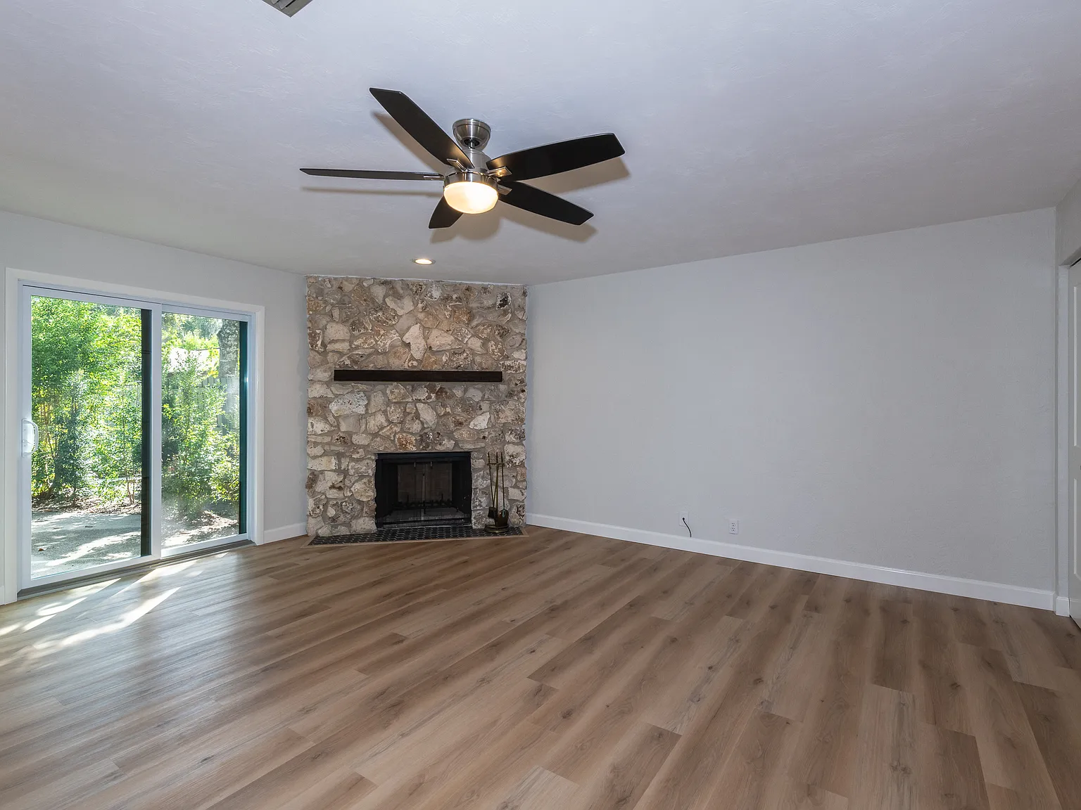 2 bed, 1198 sqft, $1,900 — Photo 4