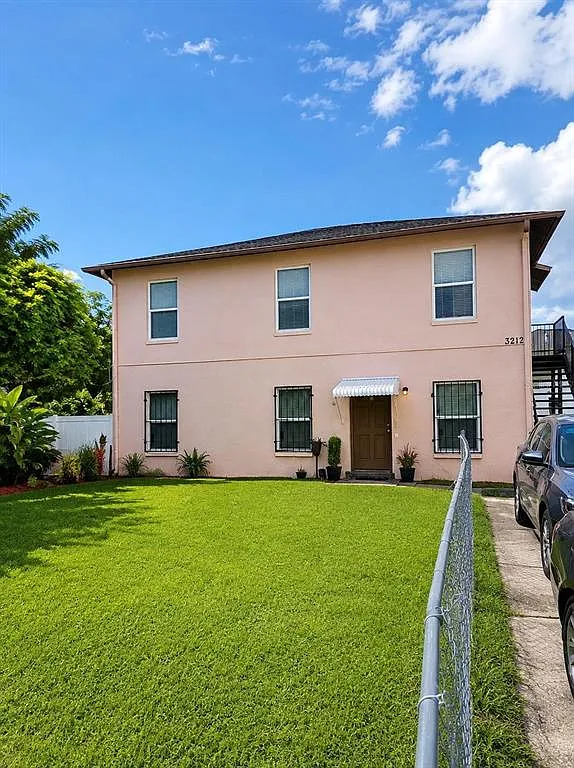 3 bed, 2.0 bath, 1020 sqft, $2,200 — Photo 1