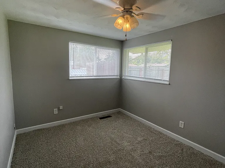 1377 S Maple Ave — Photo 13