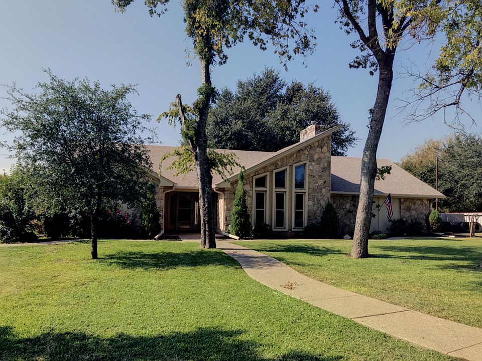 1st image of 320 Bluebonnet Cir