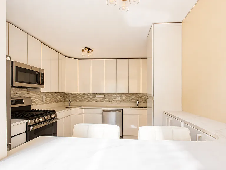 468 Ocean Pkwy #4 — Photo 4