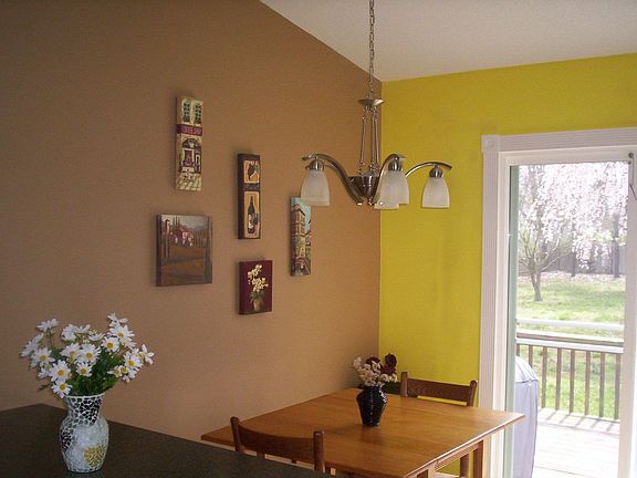 Bright Eat-in Kitchen 