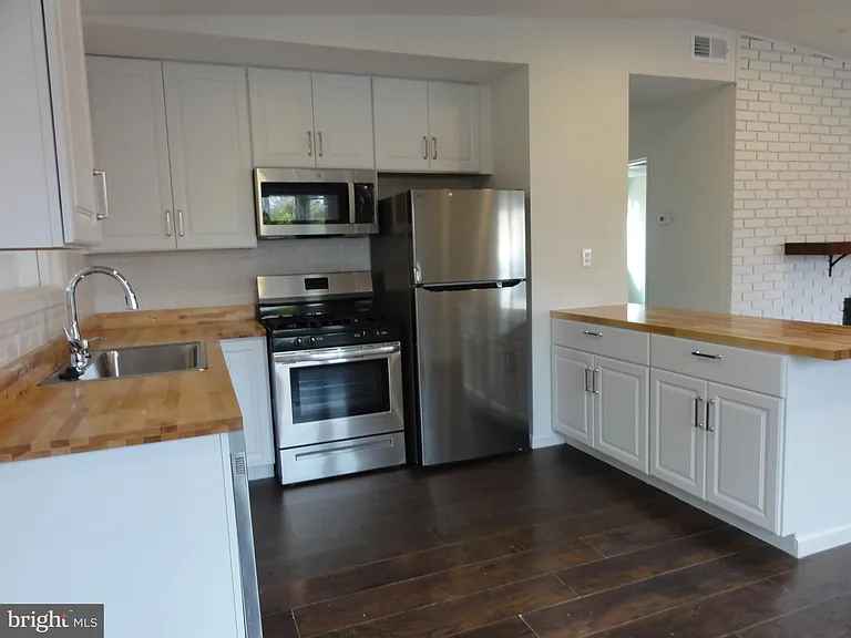 7029 Woodley Ln — Photo 6