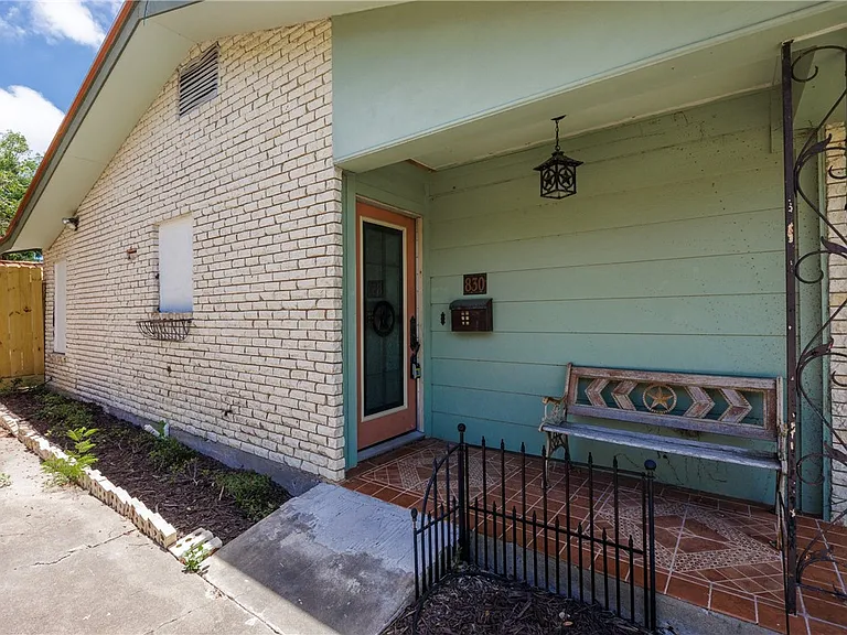 830 Crestview Dr — Photo 4