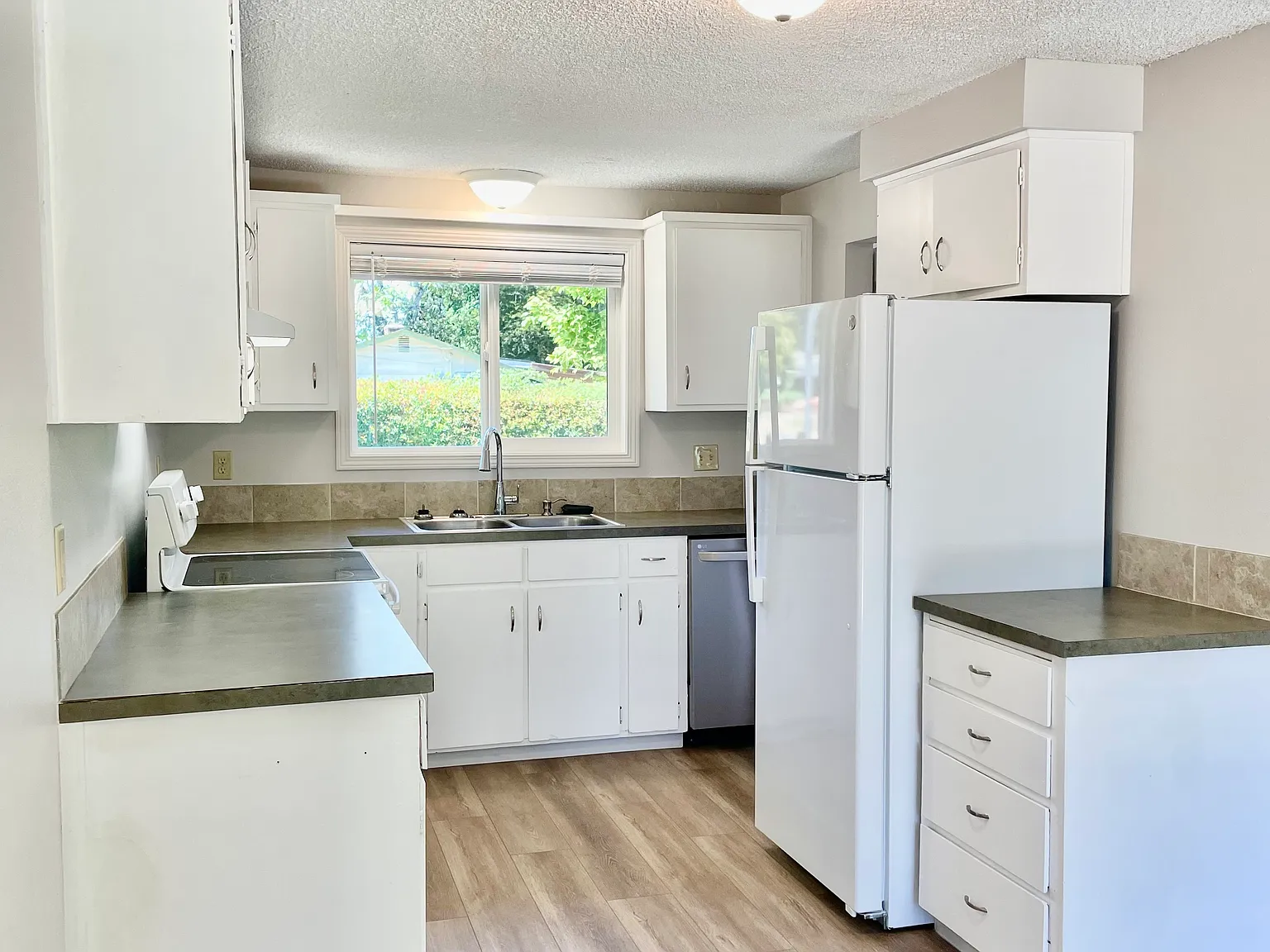 3 bed, 1000 sqft, $1,895 — Photo 3