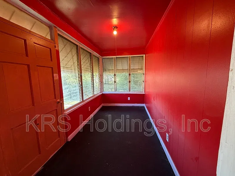 3 bed, 1.0 bath, 973 sqft, $1,600 — Photo 2