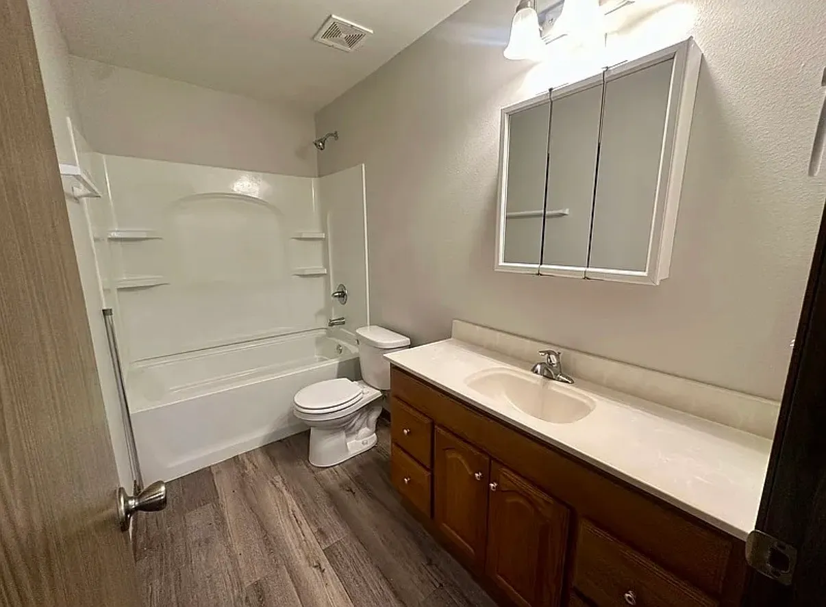 2 bed, 900 sqft, $1,000 — Photo 2