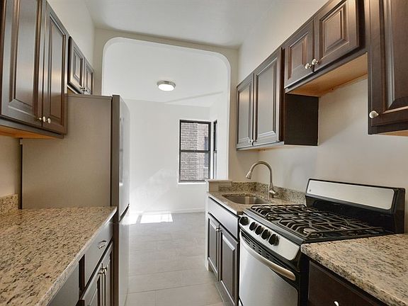 2nd image of 910 Sheridan Ave APT 5L