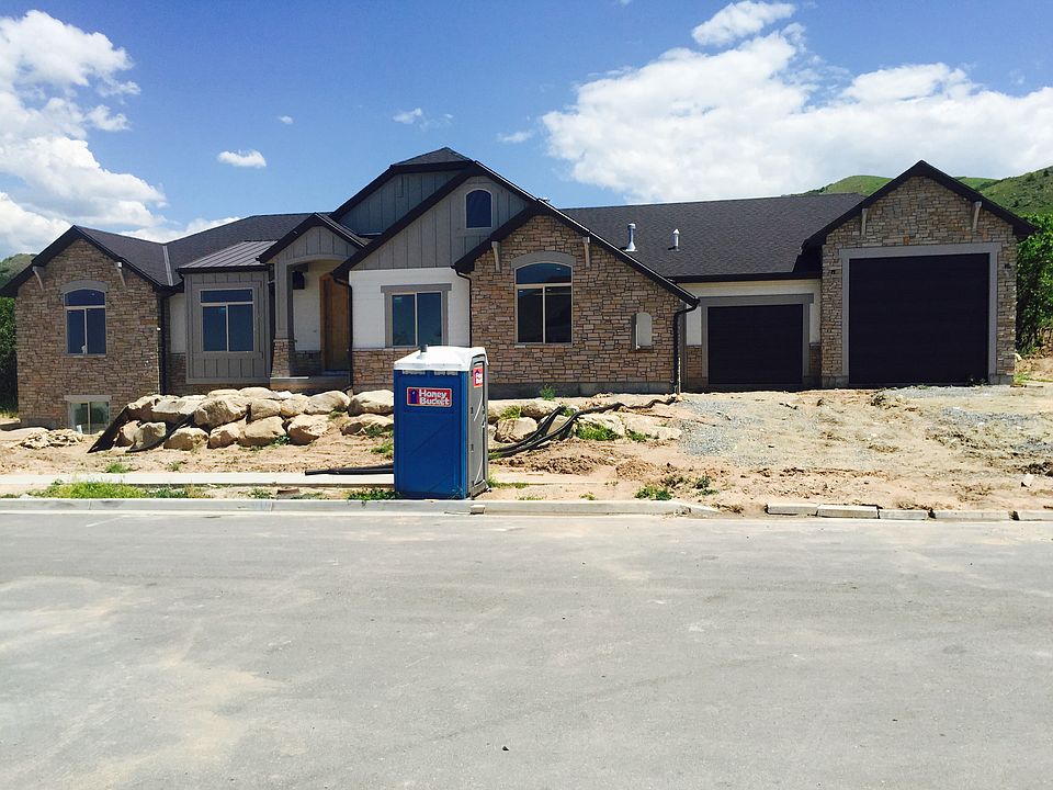 2nd image of 915 S Silvertree Ln