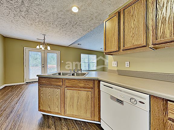 4th image of 1423 Newbury Ln