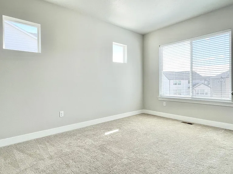 446 N Hillview Dr — Photo 4