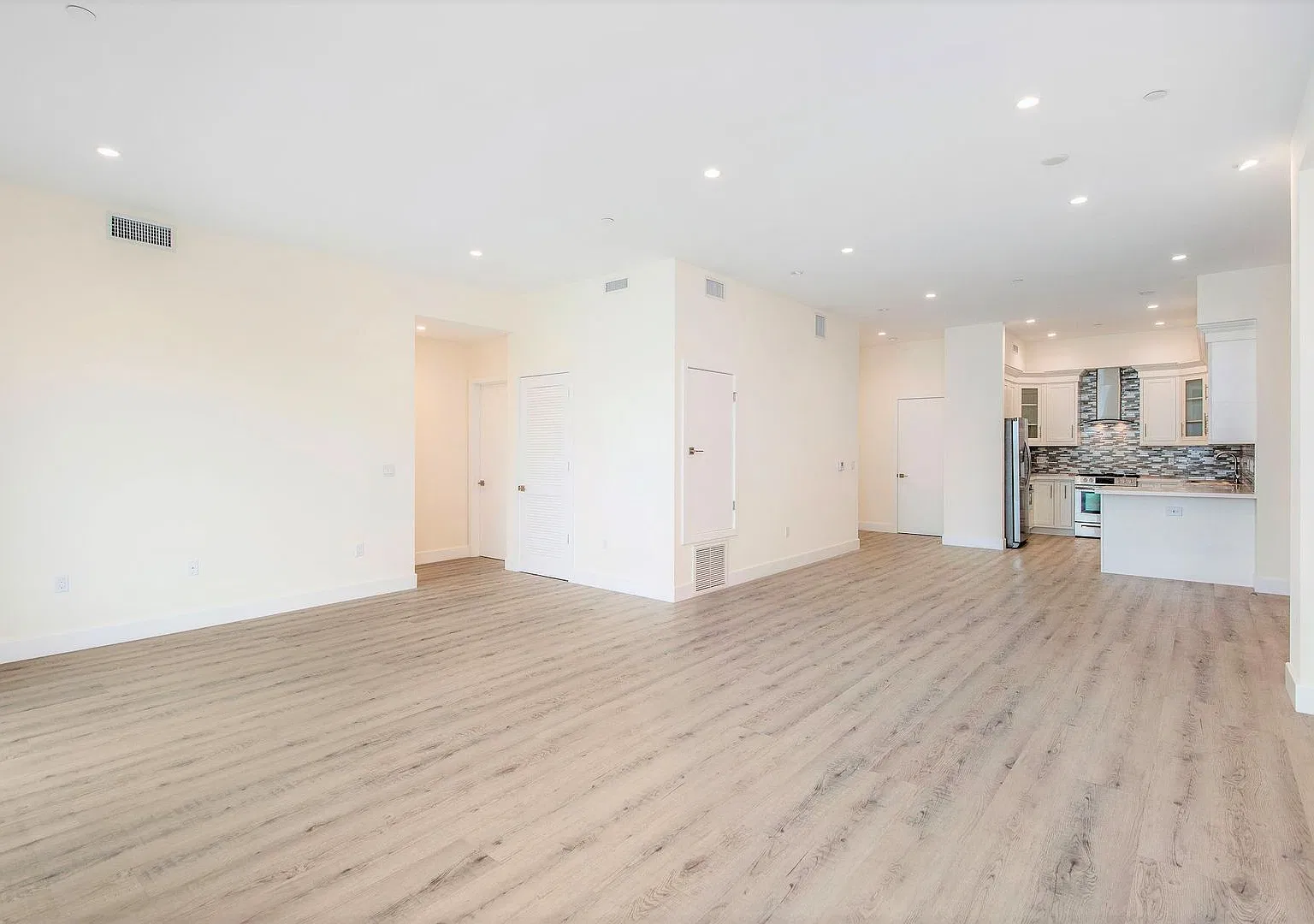 Regency Holt Apartments — Photo 3