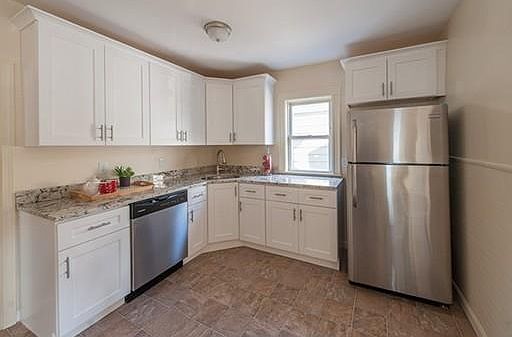 5th image of 239 Jefferson Ave #1
