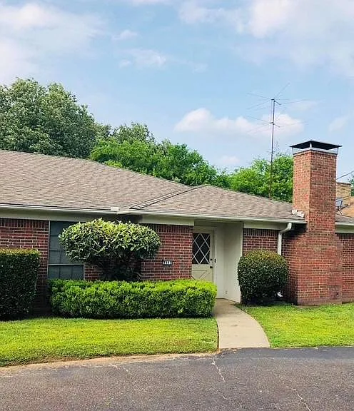 1445 W Fairmont St — Photo 1