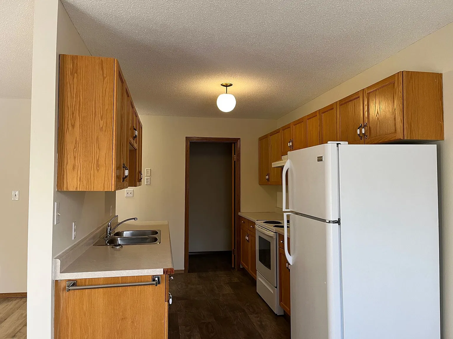 5702 60 Avenue Red Deer — Photo 2