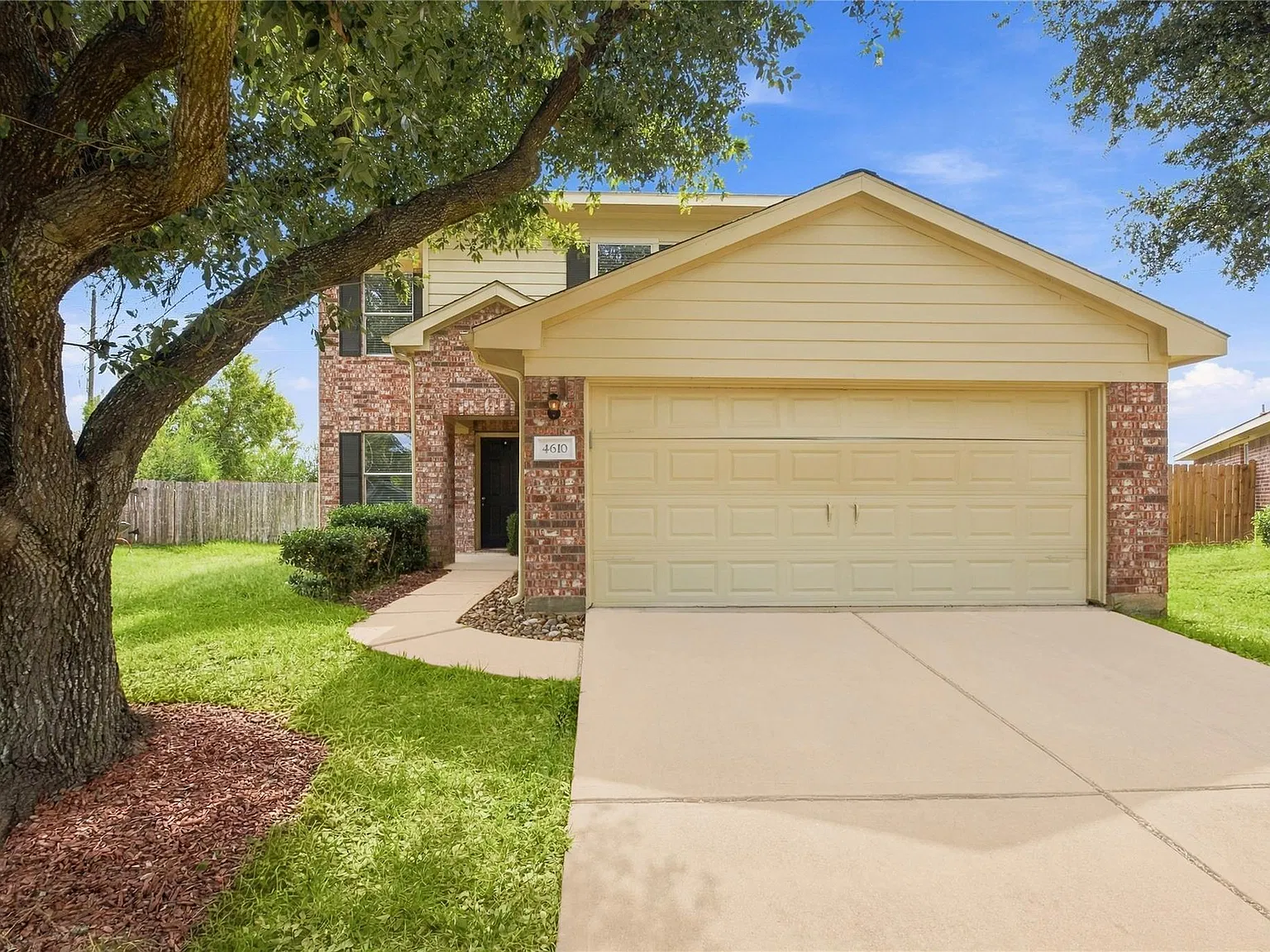 4 bed, 2.5 bath, 1758 sqft, $2,600 — Photo 3