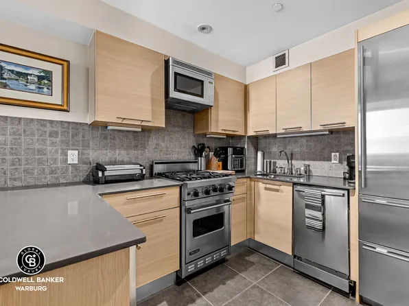 215 East 81st Street 5B image 2 of 8