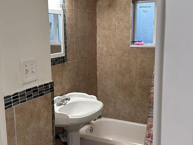 819 W 400 N — Photo 11