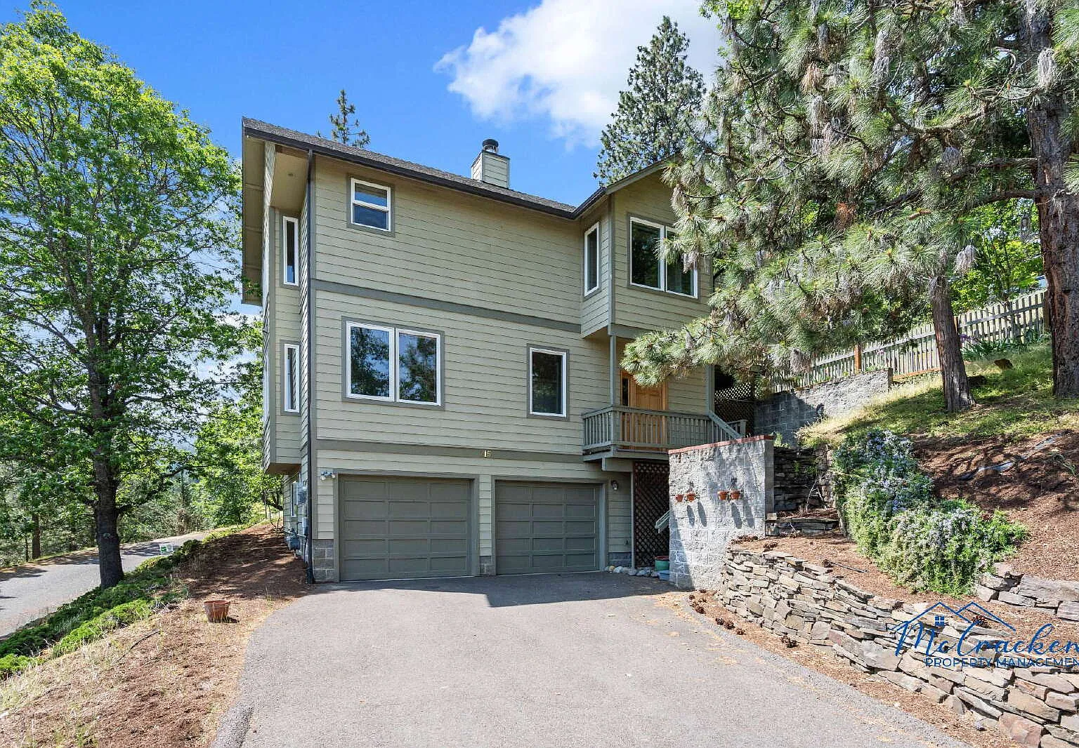 Spacious 3-Bedroom Single Family House with Mountain & Valley Views in Ashland, Oregon! — Photo 1