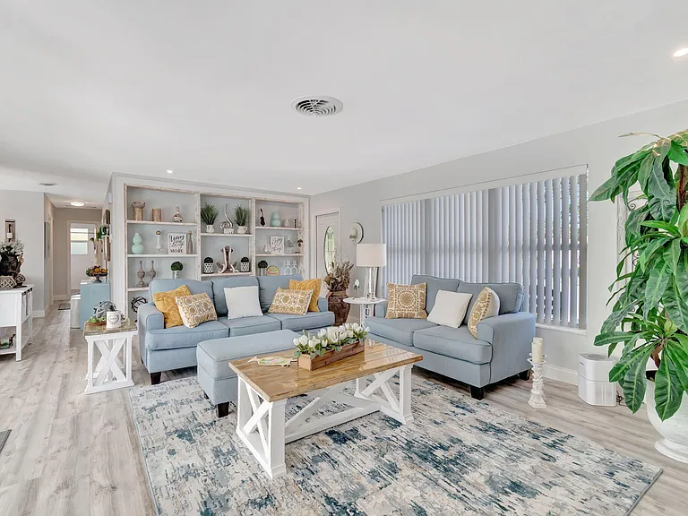 302 Venice Dr — Photo 11