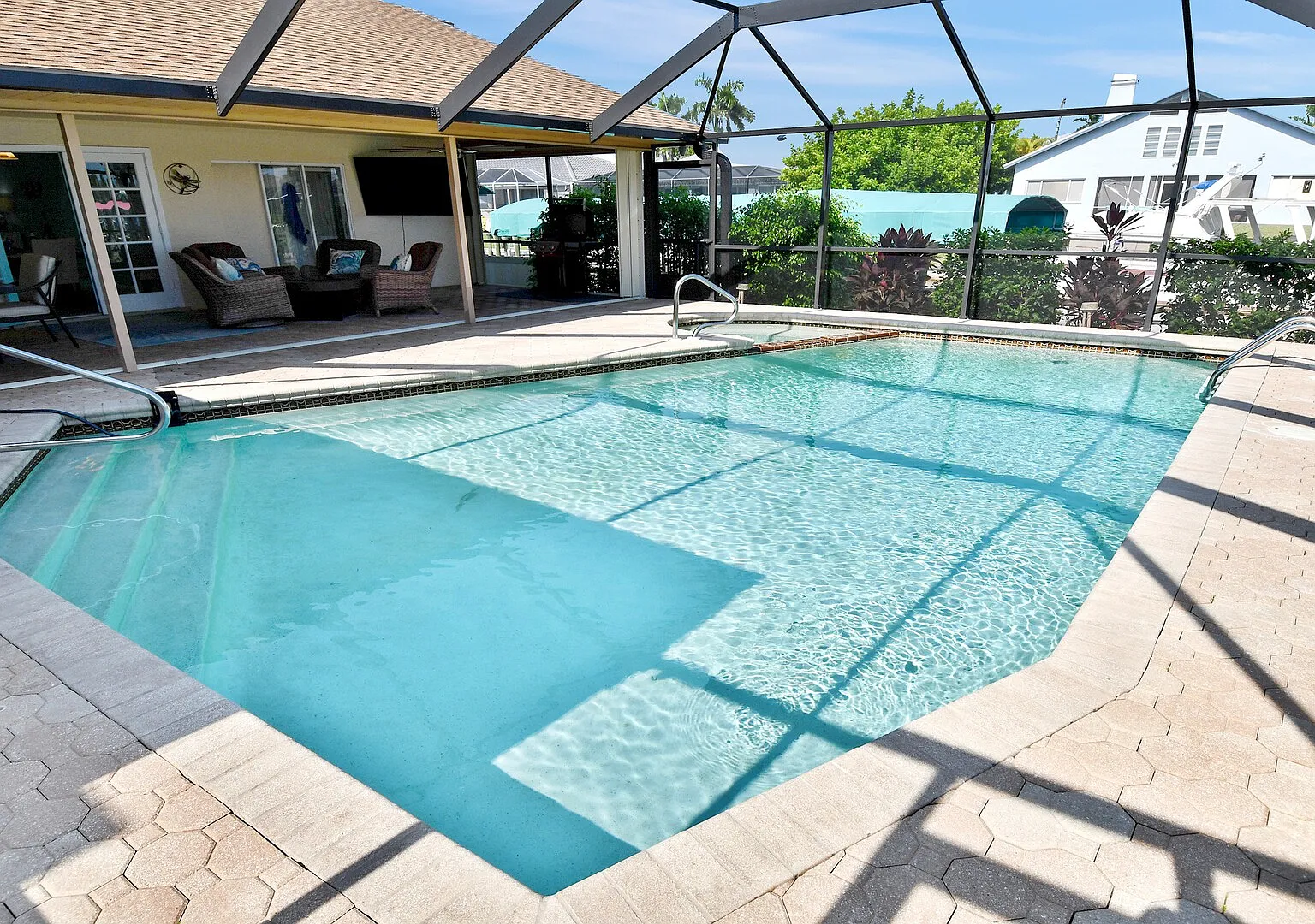 Love BirdCanalfront heated pool pet friendly — Photo 2