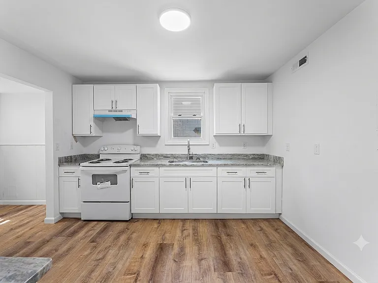 702 Hughlett St — Photo 8