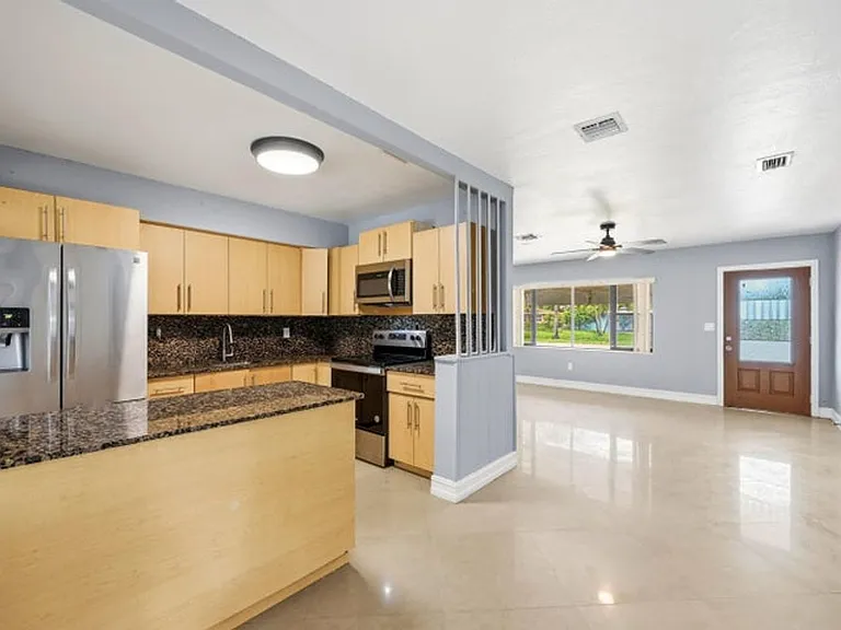 740 E Evanston Cir — Photo 1