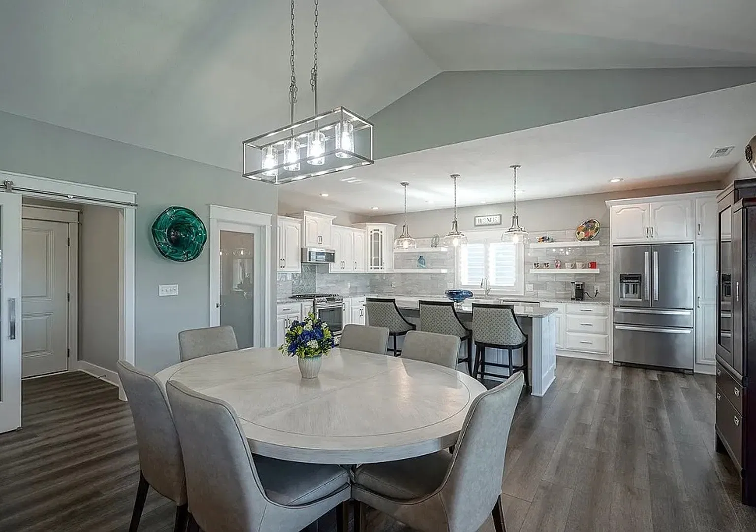 740 E Holland Drive — Photo 2