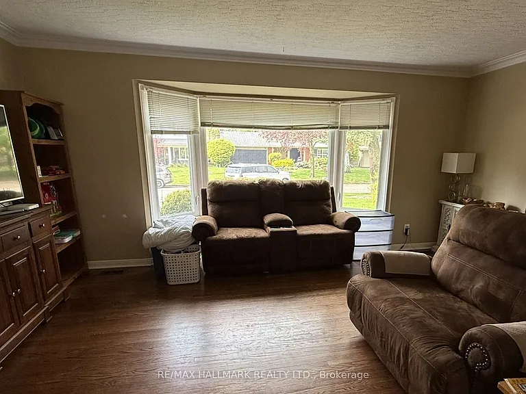 357 Monica Cres — Photo 4