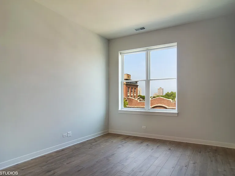 1507 W Carmen Ave #2E — Photo 7