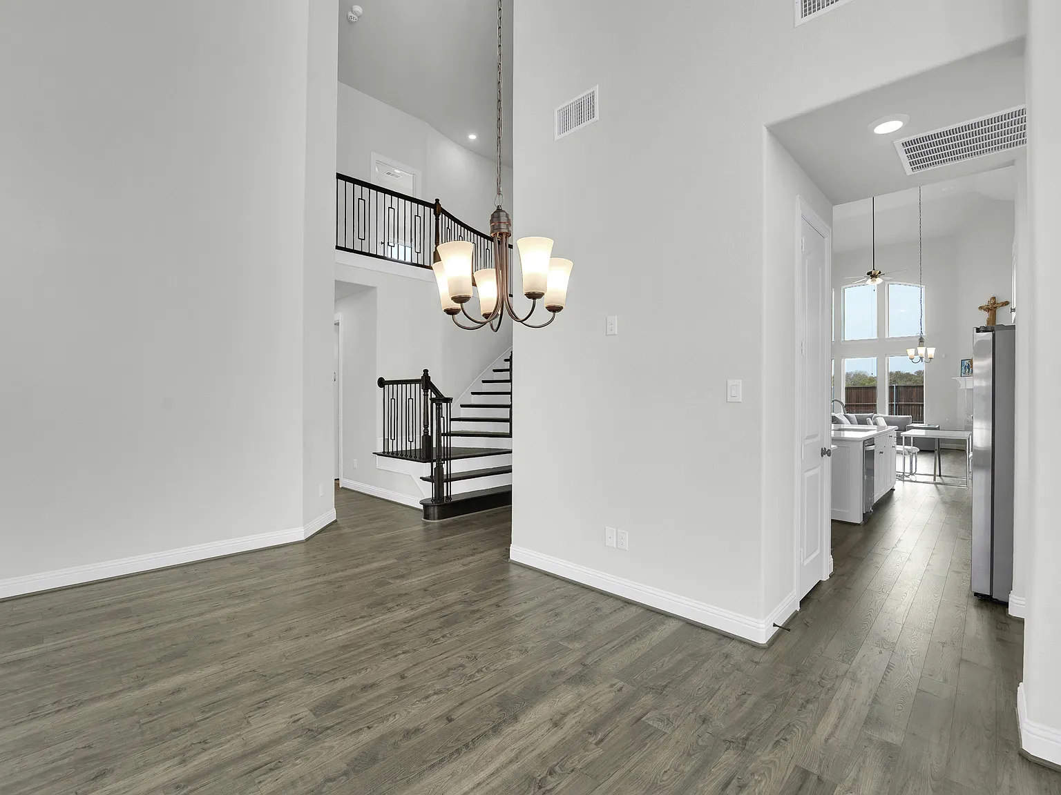6 bed, 3701 sqft, $3,900 — Photo 2