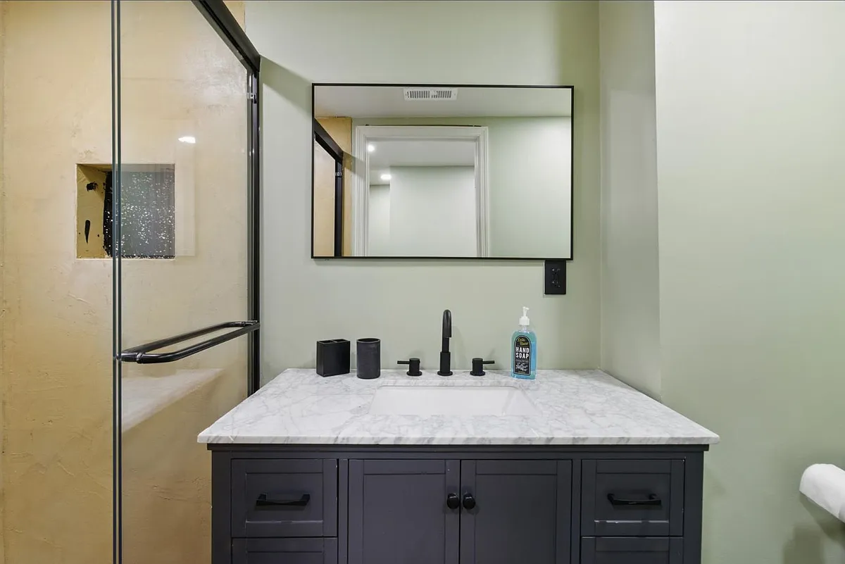 Unit Photo - 1232 W Lombard St #3D