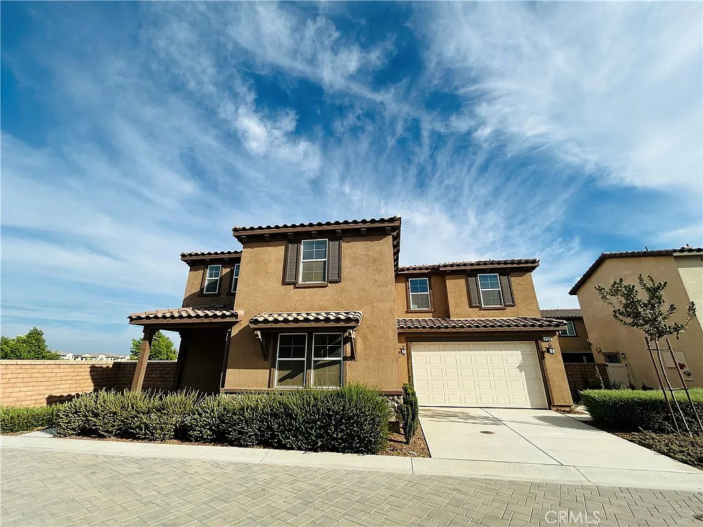 5 bed, 2501 sqft, $3,800 — Photo 2